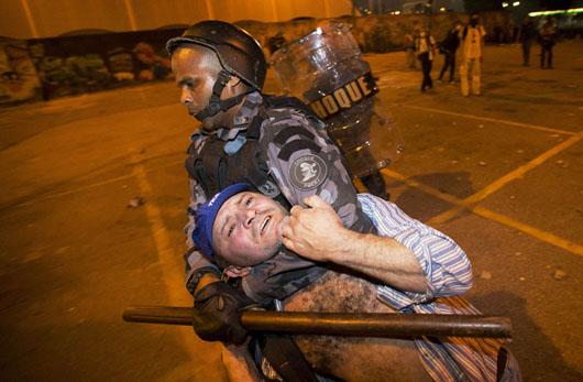بازداشت یکی از معترضین ضد دولتی در جریان اعتراضات برازیل در 20 ژوئن