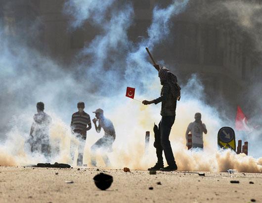 درگیری پولیس با معترضین ترک در میدان تقسیم استانبول در اول ژوئن