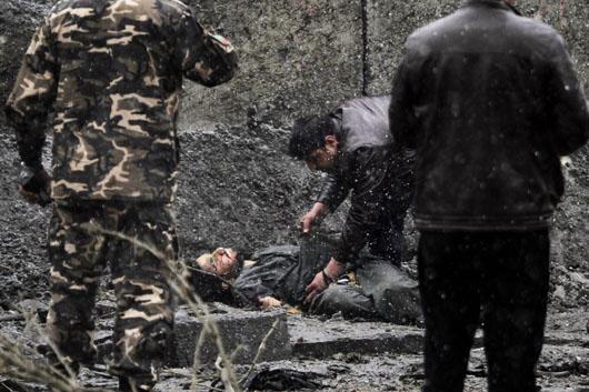 نیروهای امنیتی و اطلاعاتی افغانستان در حال بررسی یک جنازه در طی حمله به کابل در 16 ژوئن
