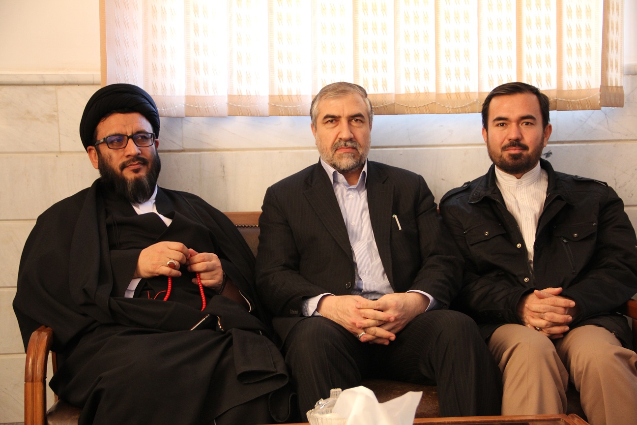 نفر وسط، آقای دولتمند،رئیس دفتر مرکزی حضرت آیت الله العظمی مکارم شیرازی در قم مقدسه