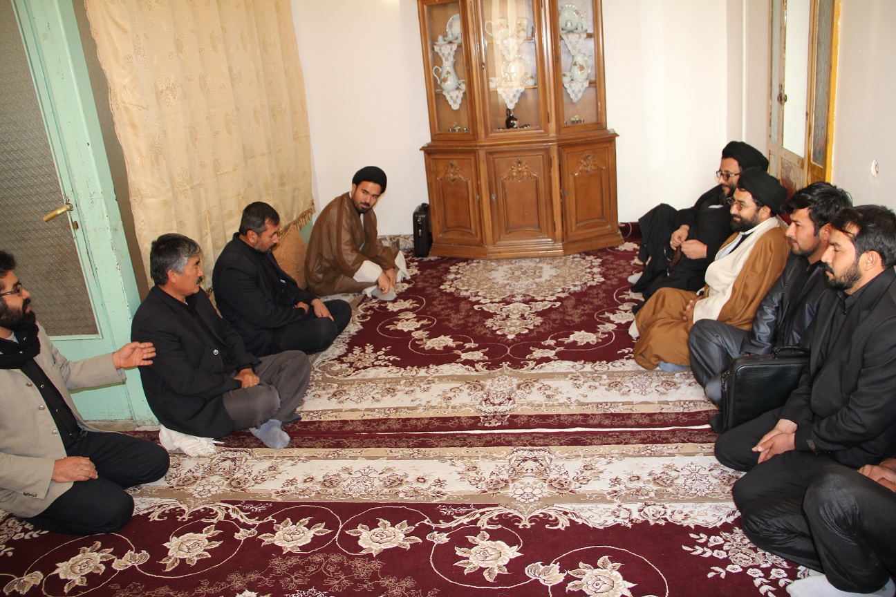 درمنزل آقای اقبالی، مسؤل یکی ازمراکز فرهنگی