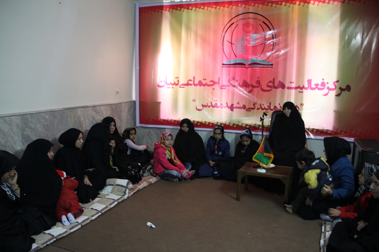 خانم زهرا حسینی، مسؤل بخش زنان مرکزتبیان درمشهدمقدس درحال صحبت درجمع خواهران همکارمرکزتبیان