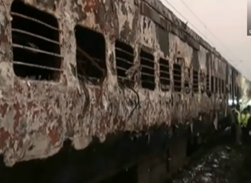 در اثر  آتش سوزی قطار مسافری در هند ، دستکم نه تن کشته شدند