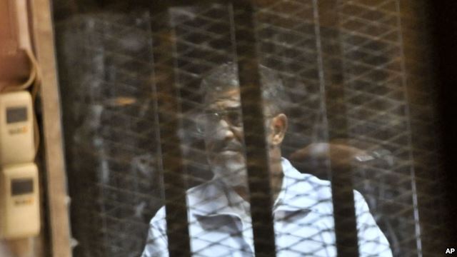 محاکمه مرسی به حال تعلیق در آمد