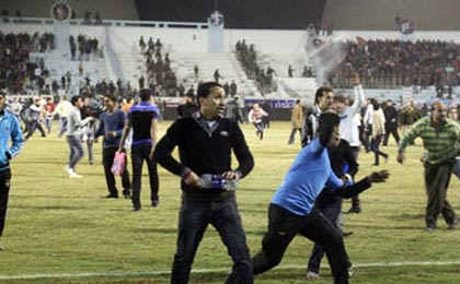 زخمی شدن ۲۵ نیروی امنیتی مصر در استادیوم قاهره