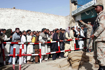 Scores of Afghans queue up to renew registration