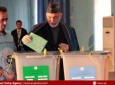 حامد کرزی رئیس جمهور و معاون اولش هنگام رای دادن در لیسه امانی کابل  