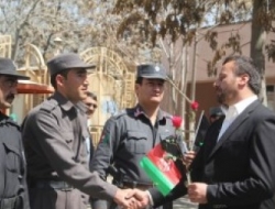 از نیروهای امنیتی با تقدیم دسته‌های گل و پرچم افغانستان، تقدیر شد