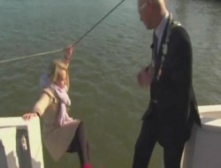 سقوط یک گزارشگر تلویزیون هالندی در رودخانه هنگام پخش زنده
