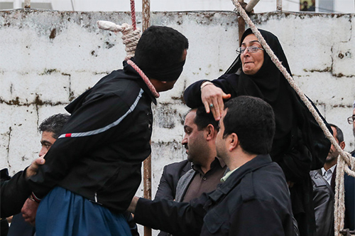 مادر عبدالله در حال زدن سیلی به بلال به قصد بخشش او