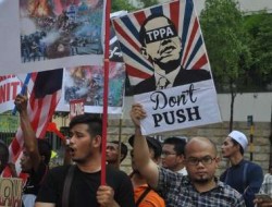 مالزیایی ها در اعتراض به سفر اوباما مقابل سفارت آمریکا تجمع کردند