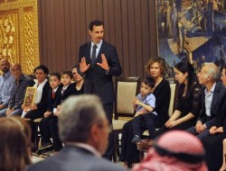 اسد و همسرش درکنار خانواده‌های کشته‌شدگان