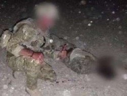 انتشار عکس‌های سرباز نیروی هوایی سلطنتی بریتانیا با جنازه عضو طالبان
