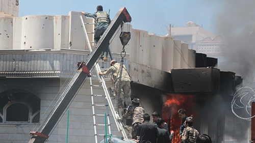 نیروهای امنیتی در حال وارد شدن به ساختمانی که شورشیان مسلح پناه گرفته بودند.
