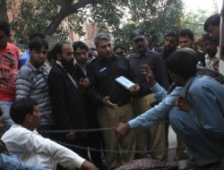 دختر پاکستانی توسط خانواده اش در برابر محکمه سنگسار شد / پولیس ایستاد و تماشا کرد