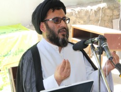 حسینی مزاری در حال سخنرانی در اجتماع لیسه خصوصی فرزانگان درکابل