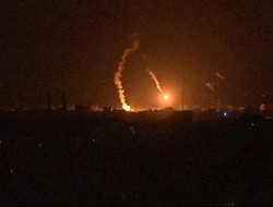 غزه شب گذشته در تاریکی اما از هوا و زمین زیر آتش