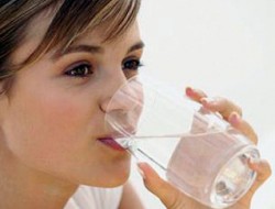 نوشیدن آب با معده خالی سودمند است