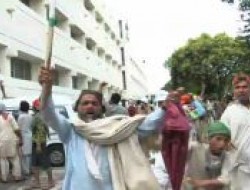 په پاکستان کې مظاهرچیانو دټیلی ویژیون مرکز وینوه .
