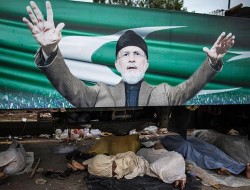مخالفان دولت پاکستان ساختمان پارلمان را ترک مي کنند