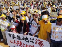 جاپانی ها در اعتراض به ساخت پایگاه هوایی جدید امریکا تظاهرات کردند
