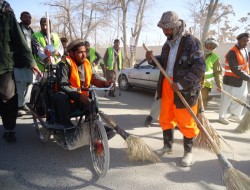 معلولین غزنی با پاک نمودن جاده های شهر از روزشان تجلیل نمودند