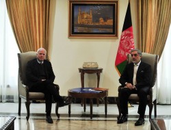 در دیدار رئیس اجرائیه  کشور با سناتور جان مکین  بر گسترش روابط و همکاری دو جانبه افغانستان و امریکا تأکید شد