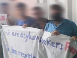 پناهجویان در جزیره مانوس با دوختن لب‌ها دست به اعتصاب غذا زدند