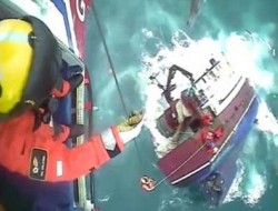 فلم نجات سرنشینان کشتی در حال غرق با چرخبال