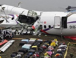 ادامه جستجو برای یافتن دیگر قربانیان احتمالی سقوط هواپیما در تایوان