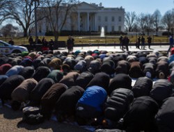 مسلمانان مقابل کاخ سفید نماز خواندند
