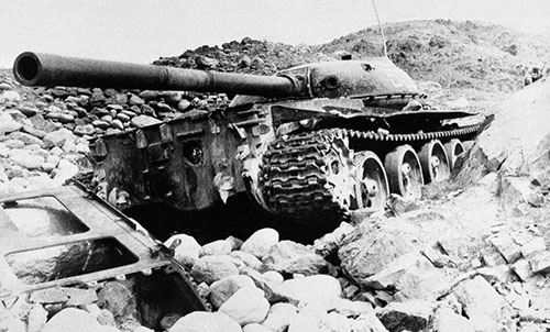 تانک منهدم شده اردوی شوروی در دره پنجاب. 25 فبروی 1981