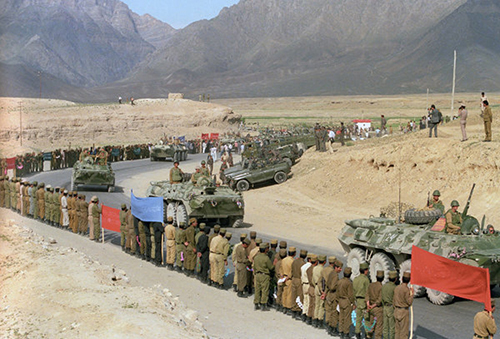 خروج نفربرها و موترهای زرهی شوروی از افغانستان. اکتوبر 1989