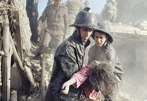بیرون اوردن قربانیان بمب گذاری مجاهدین در مسیر ارتش شوروی در کابل. می 1988
