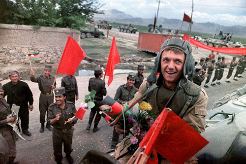 سرباز ارتش سرخ در حال خروج از افغانستان. 16 می 1988