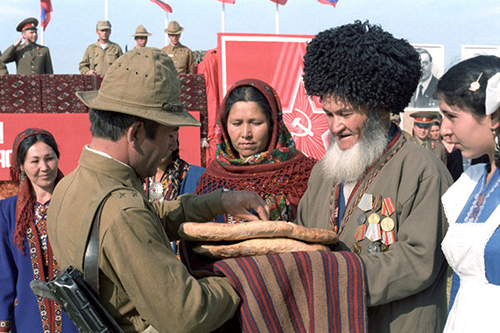 استقبال از سربازان بازگشته از افغانستان در ازبکستان. اکتوبر 1989