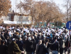 راهپیمایی هزاران شهروند غزنی در اعتراض به ربوده شدن ۳۱ مسافر