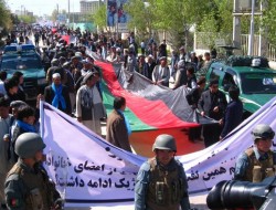 راهپیمایان در مزار شریف خواستار آزادی مسافران شدند