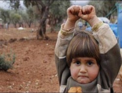 عکس جنجالی از تسلیم شدن دختر بچه سوری