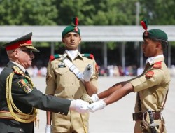 لوی درستیز کشور به فارغین اکادمی نظامی پاکستان شمشیر افتخار اهدا کرد