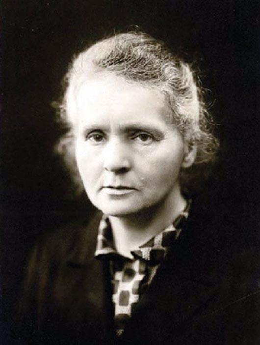 ماری کوری پولندی مخترع  رادیوم، پلوتونیوم و نظریه‌ی رادیواکتیویته که در سال 1934 به دلیل قرار گرفتن مدام در معرض عناصر رادیواکتیو به آنمی آپل