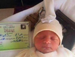 بمب دستی و تفنگ؛ هدیه تولد نوزاد "داعشی"!