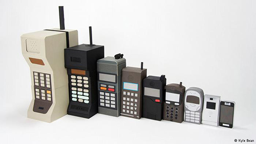 تکامل تیلفون های موبایل: در سال 1983 اولین تیلفون موبایل تکامل پیدا کرد و انسان ها می توانستند آن را در دسترس شان داشته باشند. قیمت این تیلفون ه