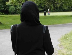 برداشتن حجاب زن مسلمان در انگلستان و ضرب و شتم وحشیانه وی