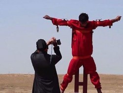 داعش دست وپاي قرباني خود را قبل از اعدام بُريد