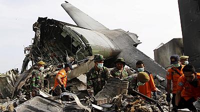 تلفات جانی حادثۀ سقوط طیاره ترابری نظامی در اندونزی به ۱۴۰ نفر رسید