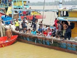 قایق مهاجران غیرقانونی اندونزی غرق شد/ ۱۵ کشته و ۴۰ مفقود