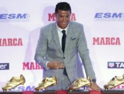 بوسه رونالدو بر چهارمین کفش طلا (عکس)
