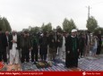 نماز ظهر عاشورا در زیر بارش باران - غرب کابل  
