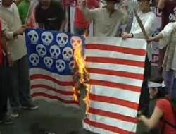 راهپیمایان در مانیل پایتخت فیلیپین پرچم امریکا را آتش زدند